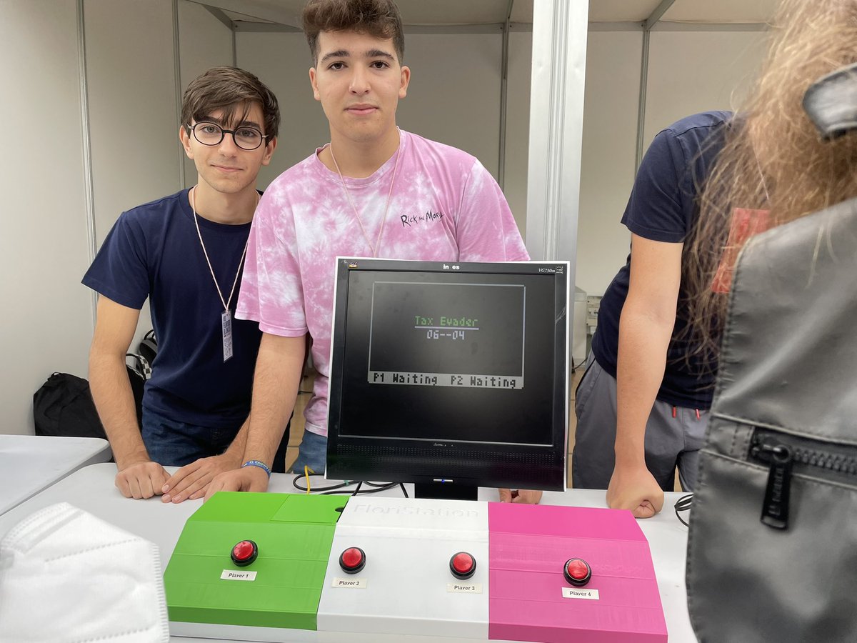 iesflori's tweet photo. En la #Secyt Todos querían jugar una partida a  la “Floristation”. La Consejera de Empleo y Universidades @vallemiguelez, el Presidente de la Fundación Seneca @FundacionSeneca y la Directora General de Universidades e Investigacion @misabelfortea. ¿Quien ganó la partida? https://t.co/fOK5aHr2LI