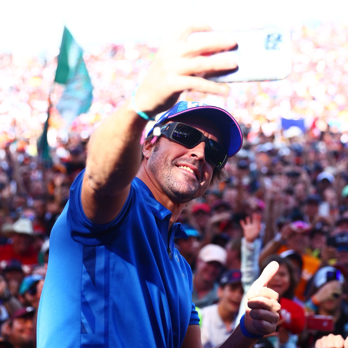 Vivimos en un universo paralelo en el que este tipo tiene un accidente, ve cómo su coche sale literalmente volando, se queda penúltimo, va perdiendo trozos de su monoplaza, no se rinde y se saca de la chistera una remontada de leyenda para quedar SÉPTIMO

Don Fernando Alonso Díaz