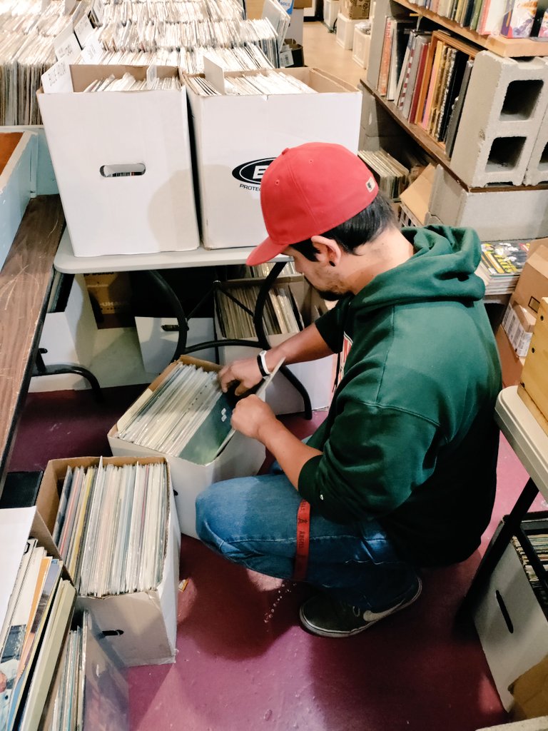 unkle_david_'s tweet photo. How did she know I would enjoy crate digging this much? 😘🤌🏽
#unkledavid #beatmaker #producergrind #newsamples #beatstars https://t.co/ONwSSfX57p