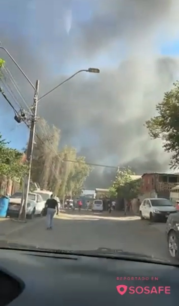 Emergencias365's tweet photo. #AHORA #RECOLETA #CBCH 🇨🇱

@BomberosdeChile del @CBConchali_1948 trabaja en 1ra Alarma de #IncendioEstructural en Av. El Guanaco / Pablo Urzúa, @Muni_Recoleta.

Unidades B1 B2 B3 B5 B6 Q5 Z4 en el lugar.

Se trata de casas que se queman con peligro de propagación.

📷 @SOSAFE_CL https://t.co/7Jr5qE37l2