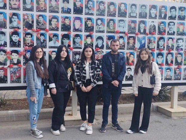 Ebedibirlik1's tweet photo. Bu gün Əbədi Birlik GİB-nin Gəncə-Samux nümayəndə heyəti Şəhidlər Xiyabanına ziyarət etmiş, İmamverdiyev Asiman və Hüseynov Erkinin anım günündə iştirak etmişlər. @eb_regional #gəncə #samux #şəhidlər #şəhidlərxiyabanı #imamverdiyevasiman #hüseynoverkin #ebedibirlik2022 https://t.co/UgLyd1qQoL