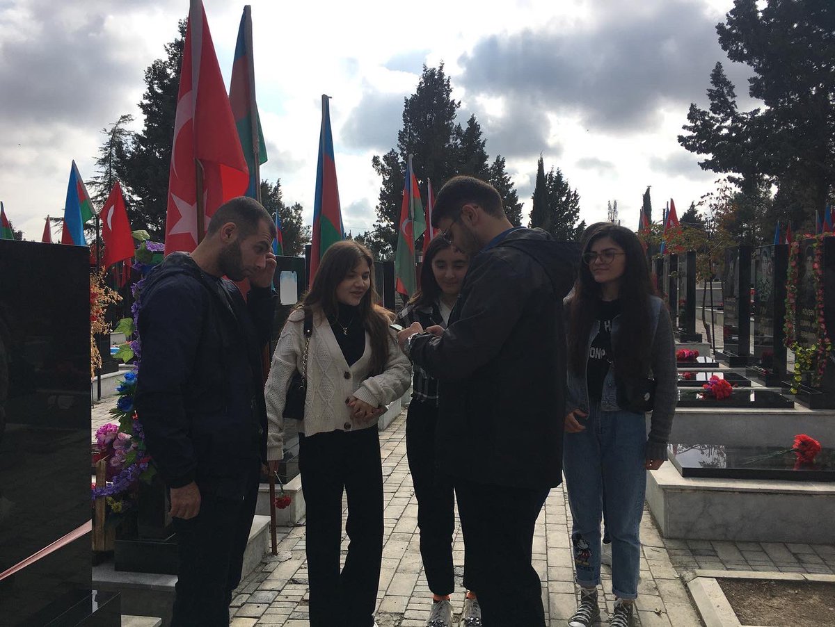 Ebedibirlik1's tweet photo. Bu gün Əbədi Birlik GİB-nin Gəncə-Samux nümayəndə heyəti Şəhidlər Xiyabanına ziyarət etmiş, İmamverdiyev Asiman və Hüseynov Erkinin anım günündə iştirak etmişlər. @eb_regional #gəncə #samux #şəhidlər #şəhidlərxiyabanı #imamverdiyevasiman #hüseynoverkin #ebedibirlik2022 https://t.co/UgLyd1qQoL