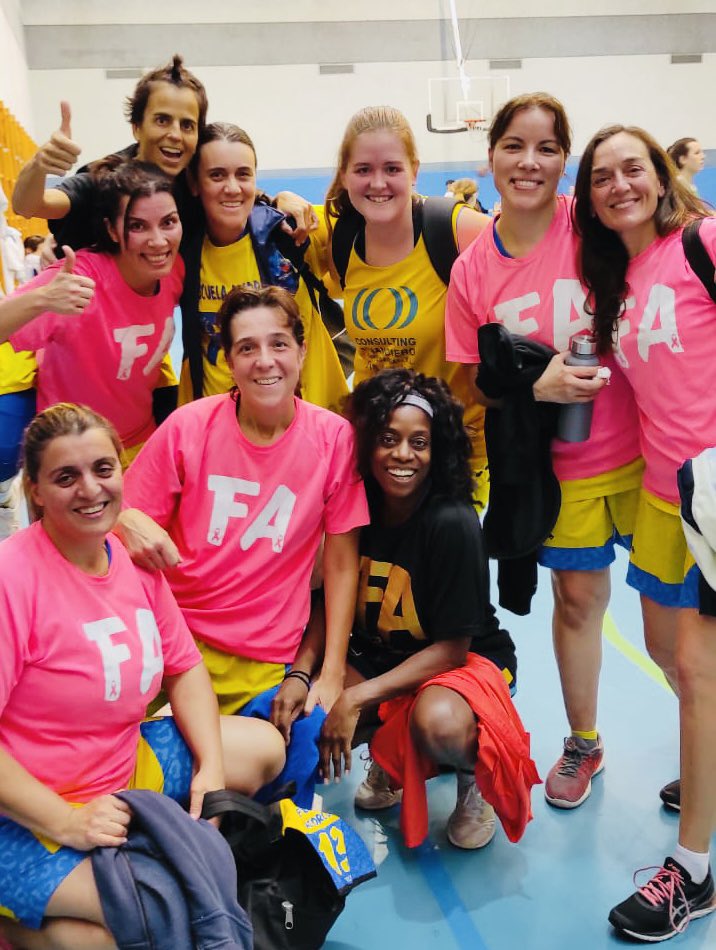 FEMENINALCORCON's tweet photo. Jornada doble xa nuestro equipo de madres. Una de cal y otra de arena. Derrota el sábado vs #dosmetrosdiez y partidazo y victoria el domingo vs #quintocuarto. Buen partido de las súper mamis q estuvieron acertadas en ataque y duras en defensa. #mamisFA #cumplimos40 #jugadorasFA https://t.co/7Vvk11i2En