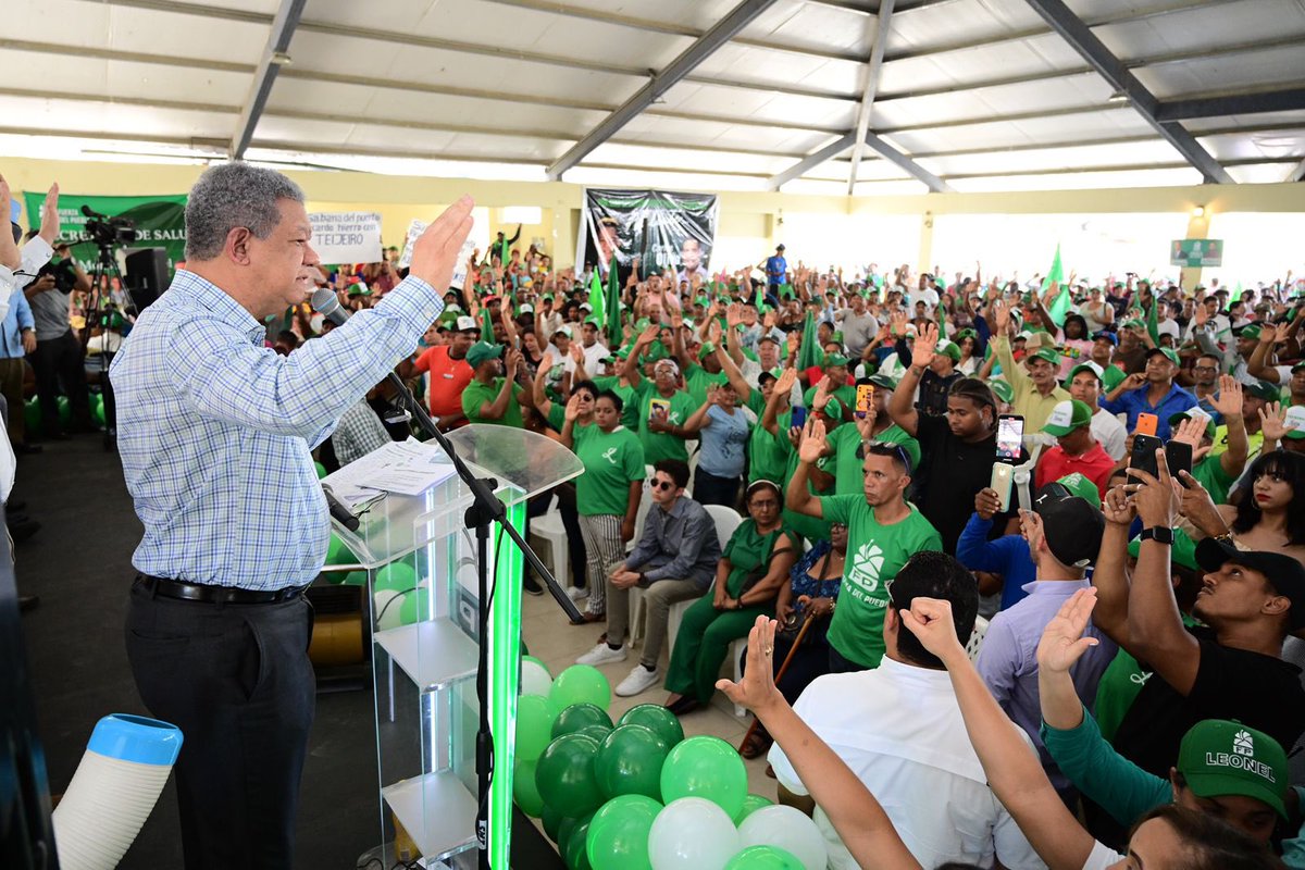 LeonelFernandez's tweet photo. La #FuerzaDelPueblo continúa creciendo y aumentando su número de miembros. Hoy se moviliza todo el partido a nivel nacional en una gran jornada de afiliación. 
Mientras, en Monseñor Nouel dimos la bienvenida a miles de nuevos integrantes del partido del pueblo.
#SeguimosCreciendo https://t.co/souKQye7Bu