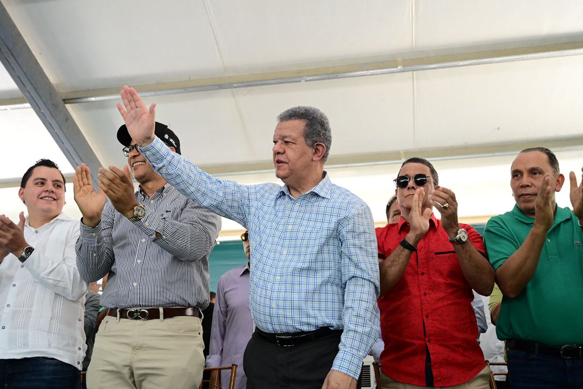 LeonelFernandez's tweet photo. La #FuerzaDelPueblo continúa creciendo y aumentando su número de miembros. Hoy se moviliza todo el partido a nivel nacional en una gran jornada de afiliación. 
Mientras, en Monseñor Nouel dimos la bienvenida a miles de nuevos integrantes del partido del pueblo.
#SeguimosCreciendo https://t.co/souKQye7Bu