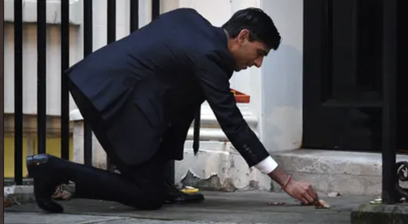 On Diwali tomorrow. @RishiSunak looks set to become party leader. As a Hindu, he will be the first British Prime Minister to practice a non-Christian faith. He spoke of lighting ceremonial diyas on the Downing St steps in 2020 as Chancellor as a proud moment.