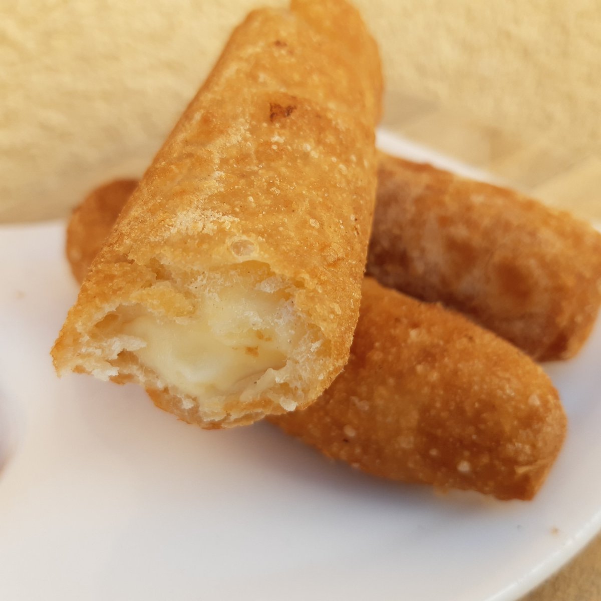 quesossowi's tweet photo. ¡Tequeños Domingueros! Cuéntanos...¿Cómo te gustan Los tequeños? ¿Horneados o fritos? A nosotros con queso de cabra y fritos #quesossowi #quesosconpropósito #quesosartesanales  #emprendimientovenezolano #orgullolarense https://t.co/XchszoPqoD
