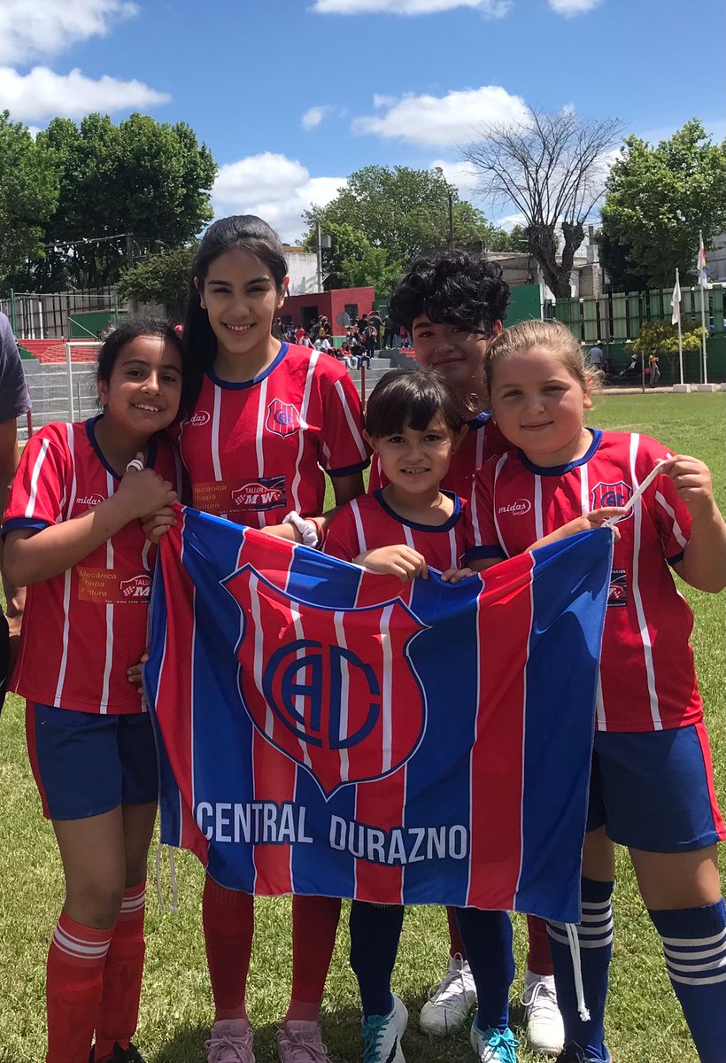Central1922's tweet photo. Este finde los torteros estamos llenos de felicidad.

Aquí en Durazno se dió el debut oficial de las "torteritas", primer partido del femenino infantil!
Y en Córdoba Arg, la 2011 tuvo una destacada participación con alegría, fraternidad y triunfos!

#VamosCentral! https://t.co/wbmVFFwT9l