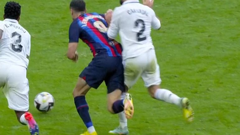 CuentaMister's tweet photo. Si al Barça no le hubieran ATRACADO en el clásico con dos penaltis (Carvajal a Dembélé con 1-0, Carvajal a Lewandowski con 2-0 a falta de 25 minutos) y un 3-1 ilegal (fuera de juego de Rodrygo), hoy seríamos líderes de la Liga y estaríamos invictos. 

PROHIBIDO OLVIDAR https://t.co/AiotEsKaFR