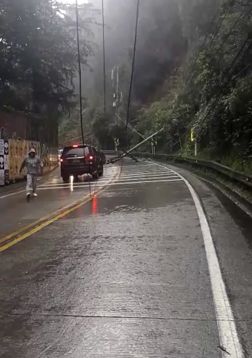 🆘  <a href="/BogotaTransito/">Bogotá Tránsito</a> <a href="/TransitoBta/">Policía de Tránsito Bogotá</a> <a href="/SectorMovilidad/">Movilidad Bogotá</a> <a href="/BomberosBogota/">Bomberos Oficiales de Bogotá</a> <a href="/EnelColombia/">Enel Colombia</a> se requiere con urgencia su acción en la vía #LaCalera, vía cerrada a la altura del Tramonti por lo mismo de siempre: postes y árboles caídos sin mantenimiento alguno🤦🏻‍♀️🤦🏻‍♀️