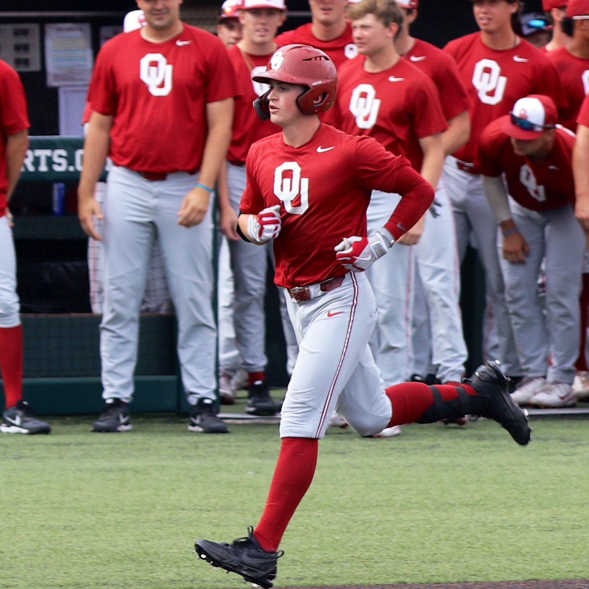 OU_Baseball's tweet image. #Sooners lead 15-5 through 7.