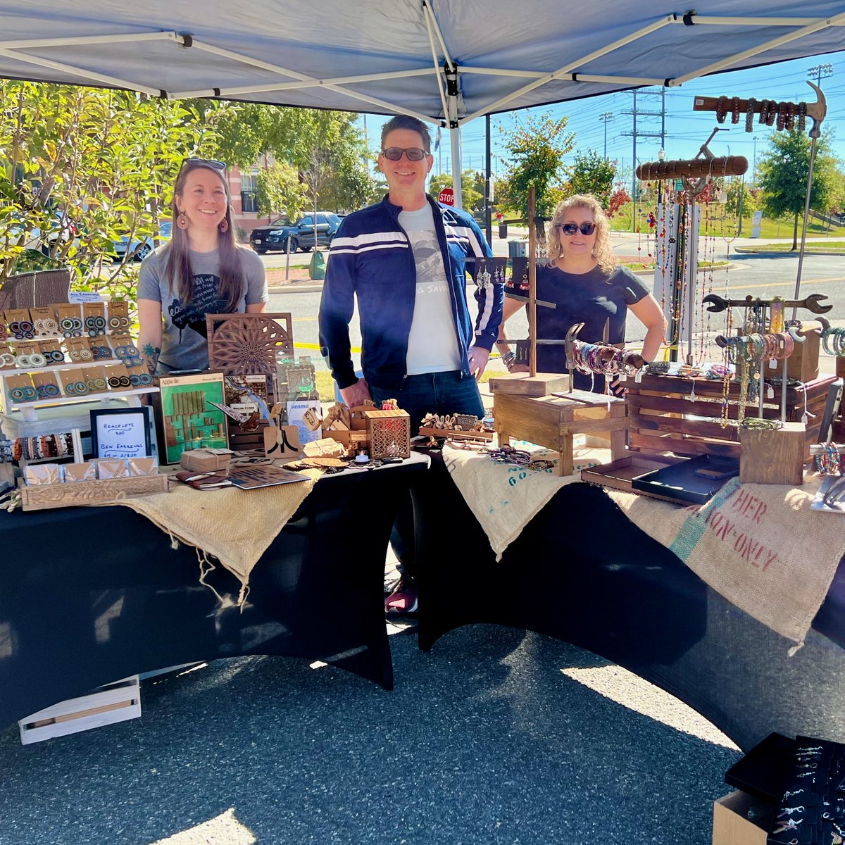 savage_smiling's tweet photo. My first craft table was an awesome experience thanks to my friends at @dreabunny @periwinkle_muse and @lostboycider. Awesome people and awesome weather! https://t.co/v6YfwkA0ky