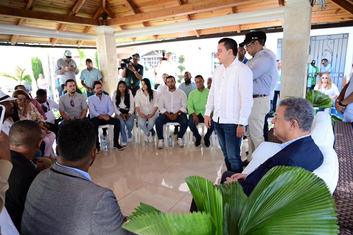 LeonelFernandez's tweet photo. Muy grato encuentro con jóvenes profesionales de Bonao. Escuché sus inquietudes y pude socializar nuestra visión sobre la nueva ola de transformaciones que iniciará en 2024 con #FuerzaDelPueblo en el poder. 
Gracias a José Manuel Teijeir y familia por la amabilidad de recibirnos. https://t.co/4AgHL72k8n