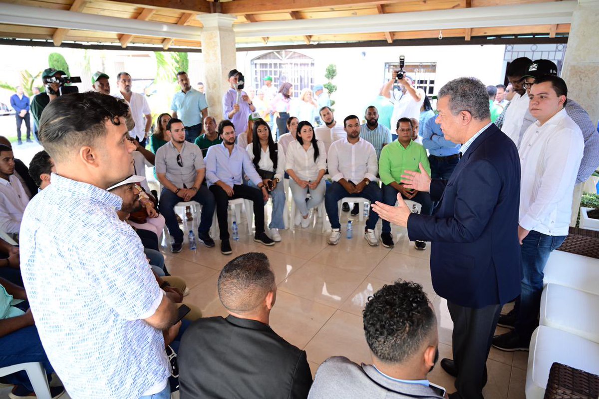 LeonelFernandez's tweet photo. Muy grato encuentro con jóvenes profesionales de Bonao. Escuché sus inquietudes y pude socializar nuestra visión sobre la nueva ola de transformaciones que iniciará en 2024 con #FuerzaDelPueblo en el poder. 
Gracias a José Manuel Teijeir y familia por la amabilidad de recibirnos. https://t.co/4AgHL72k8n