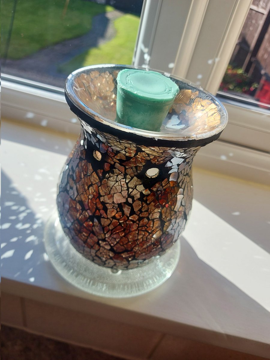 Bubblyshell's tweet photo. Lovely to melt Evergreen by @CosyAromas  today. Just don't need it to December to have this one on the go xx https://t.co/36vIfnT0A3