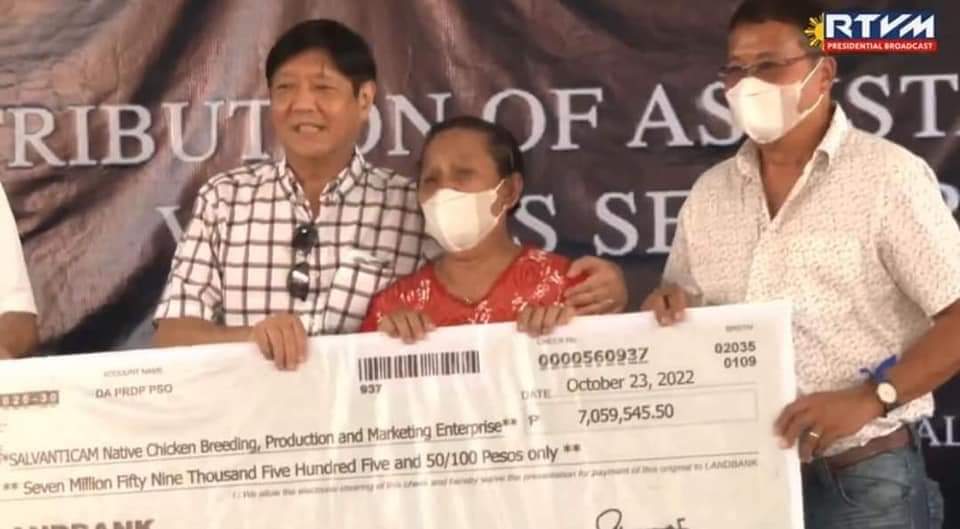 EFradijas's tweet photo. Breaking News: DA turn overs 88 MILLION PESOS for 9 farmer organization.

Tinupad nanaman ni PBBM ang kaniyang pangako na i-deretso na sa Magsasaka para di na maibulsa pa ng mga Buwaya.

Mabuhay ka Pres. Bongbong Marcos ❤️💚 https://t.co/GEfqmAmour