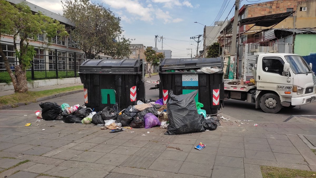 TrebolaOrg's tweet photo. @maferojas Te sumamos algunos puntos críticos más en Engativá entre los barrios Santa Ma. del Lago y Tabora. La inversión millonaria d canecas no garantiza ni la pedagogía, ni la recolección y menos la ed. ambiental y cultura ciudadana. Este panorama es permanente y deplorable. https://t.co/HHjSr2nP0D