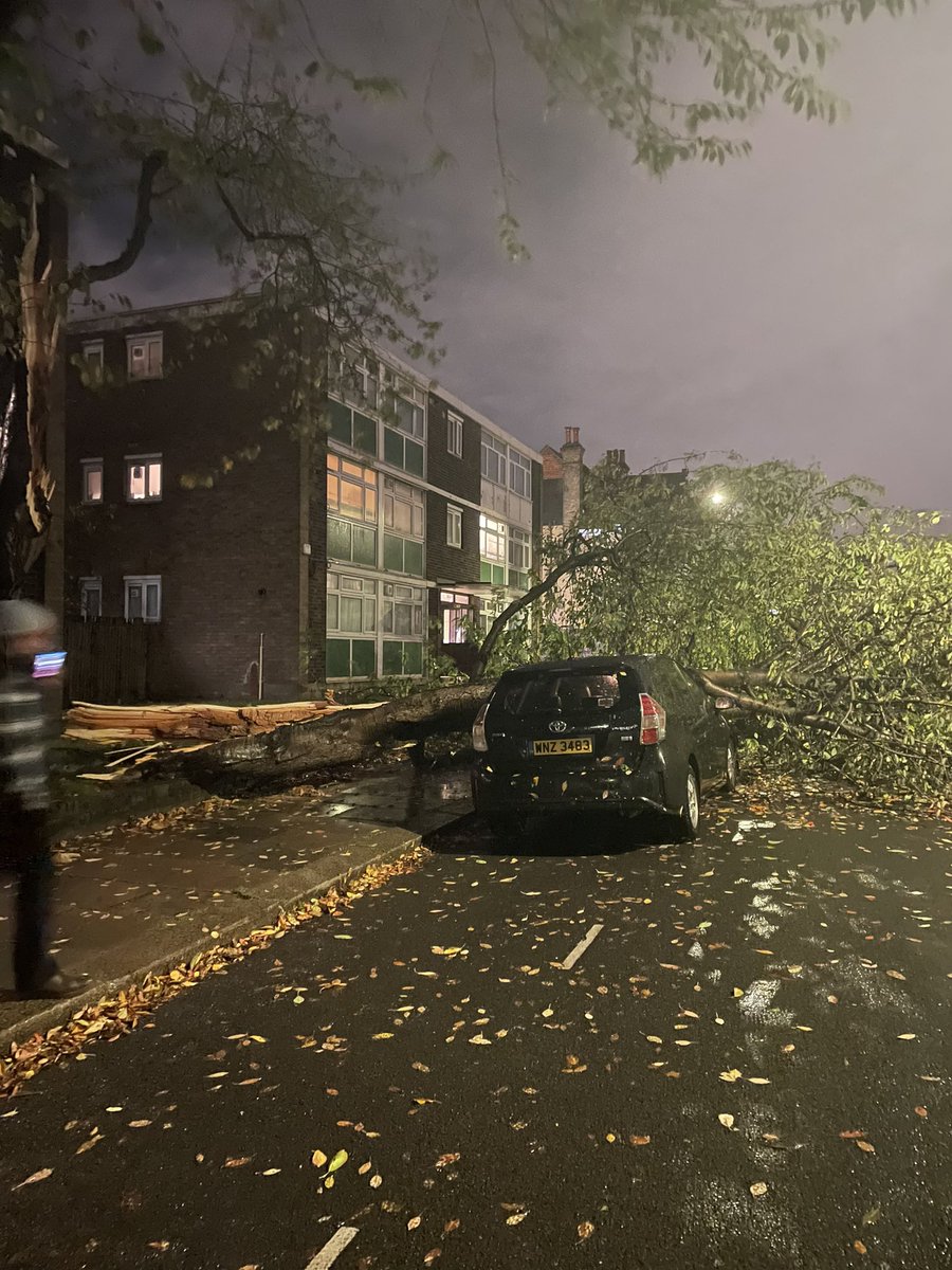 Champagnepaddy2's tweet photo. Uber driver got lucky in Clapham #storm https://t.co/whBK2MPwlQ