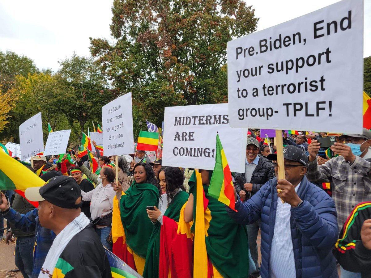Sultan_Abagissa's tweet photo. Today in #WashingtonDC
Ethiopian demonstration in front of the @WhiteHouse protesting the #US and other western states interference against 🇪🇹. #DisarmTPLF #TPLFisthecCause https://t.co/H72OcNORkf