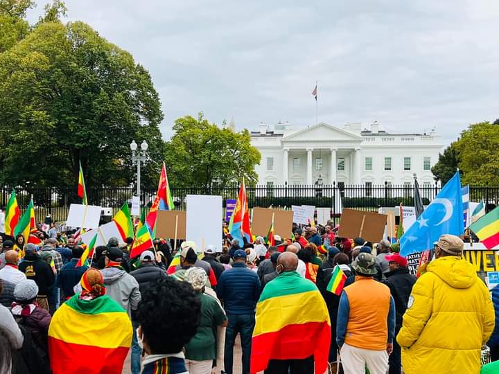 Sultan_Abagissa's tweet photo. Today in #WashingtonDC
Ethiopian demonstration in front of the @WhiteHouse protesting the #US and other western states interference against 🇪🇹. #DisarmTPLF #TPLFisthecCause https://t.co/H72OcNORkf