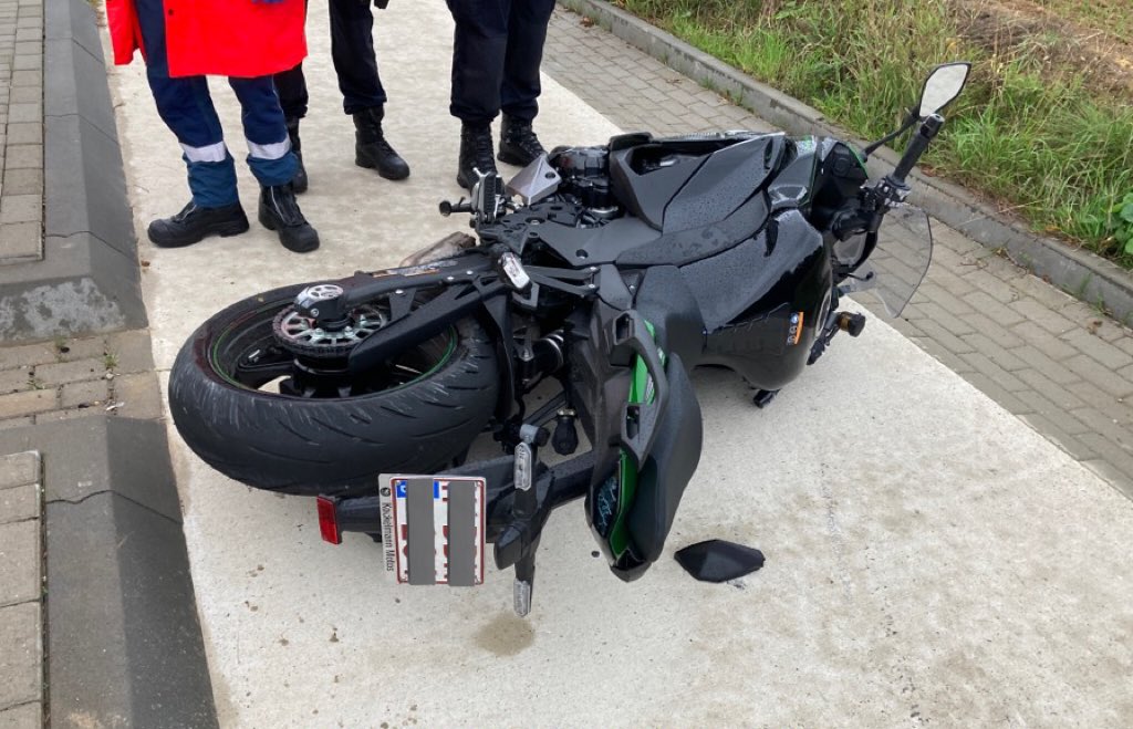 WIS_Limburg's tweet photo. Vanavond een melding van een eenzijdige ongeval waarbij een 🏍️ bij betrokken was op de #N278 thv Liemiers 🚓 🚑 aanrijdend door een foute inschatting is de 🏍️ ten val gekomen en op het fietspad tot stilstand gekomen. De #berger logicx heeft de motor getakeld ^WIS Jeroen https://t.co/179IfAOKbd