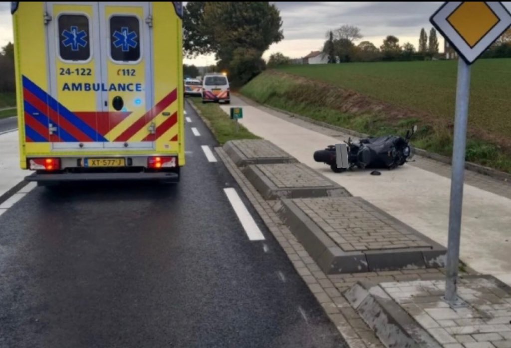 WIS_Limburg's tweet photo. Vanavond een melding van een eenzijdige ongeval waarbij een 🏍️ bij betrokken was op de #N278 thv Liemiers 🚓 🚑 aanrijdend door een foute inschatting is de 🏍️ ten val gekomen en op het fietspad tot stilstand gekomen. De #berger logicx heeft de motor getakeld ^WIS Jeroen https://t.co/179IfAOKbd