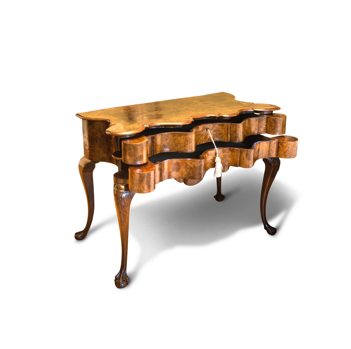 RichardThackham's tweet photo. A very fine early 19th century Dutch Queen Anne style walnut dressing table. Two drawers over a elegant cabriolet leg finishing in a ball and claw foot. #queenanne #dutchdressingtable #dutchantiques #antiques  #satinwood #teacaddy #countryhouse #countryhouseantiques https://t.co/NvHG21H4dV
