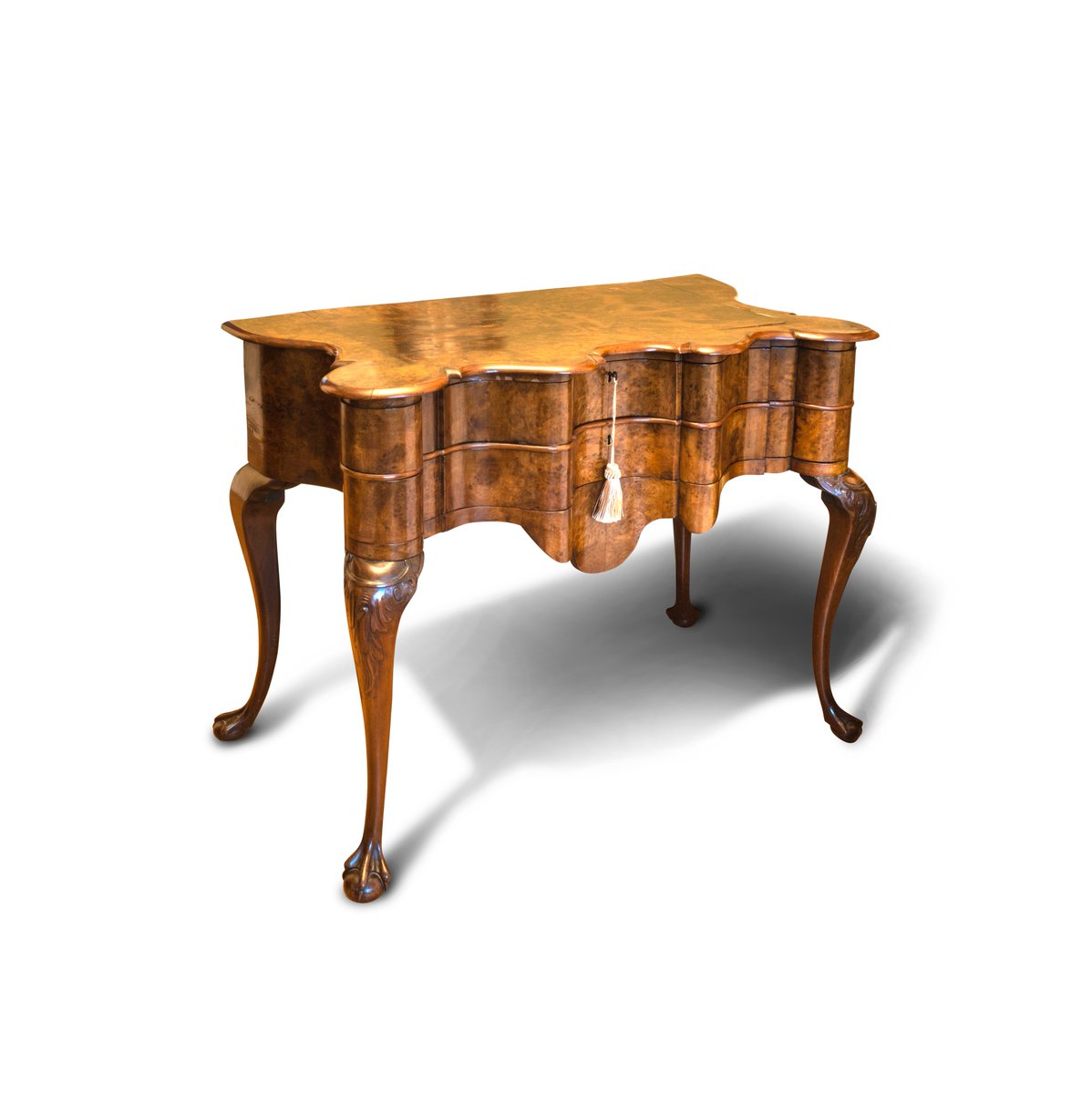 RichardThackham's tweet photo. A very fine early 19th century Dutch Queen Anne style walnut dressing table. Two drawers over a elegant cabriolet leg finishing in a ball and claw foot. #queenanne #dutchdressingtable #dutchantiques #antiques  #satinwood #teacaddy #countryhouse #countryhouseantiques https://t.co/NvHG21H4dV