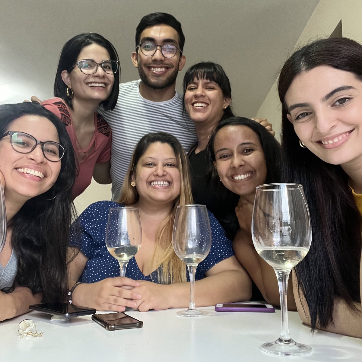 jesus_pinero's tweet photo. Estas mujeres se aparecieron hoy en mi casa y me alegraron el domingo con hamburguesas y prosecco: @letytovarv, @ValeriaPedicini, @vcaprilesm, @ShariAvendano, @Nourassi y @Ariadnalimon 💜🥂🍔 https://t.co/cyDvRKjtAI
