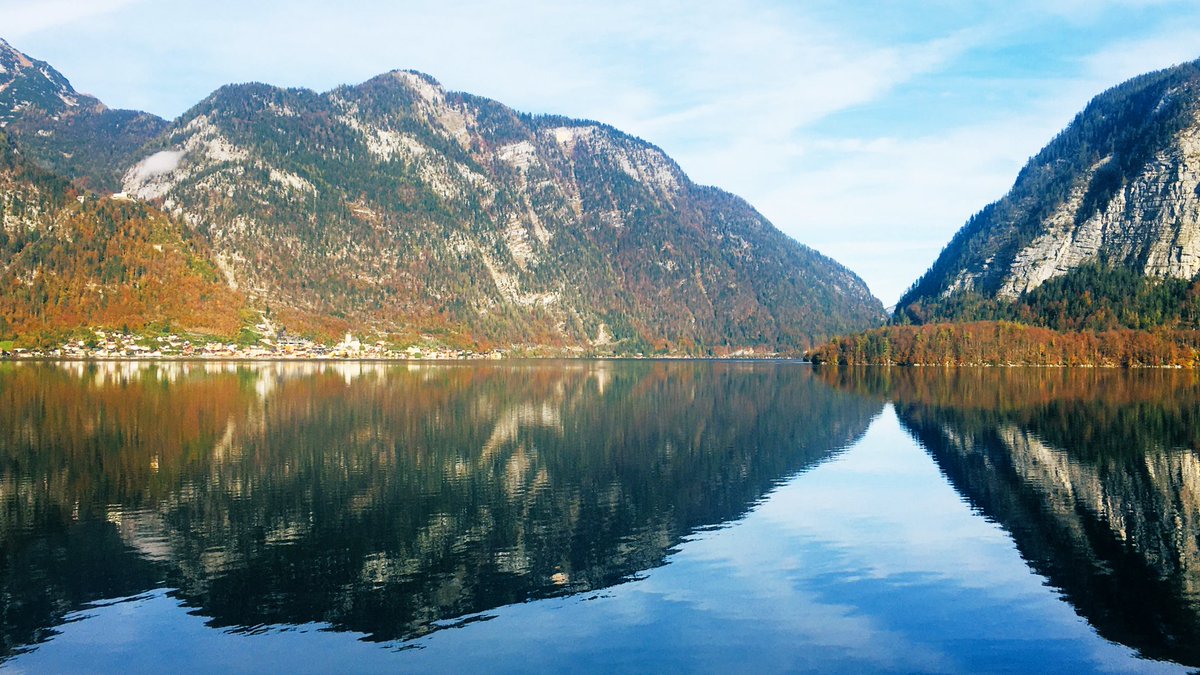 sanneweber's tweet photo. #Autumn perfection.🍂 
#Hallstatt #Hallstaettersee #lake #Salzkammergut #VisitAustria https://t.co/rphPDrx5md