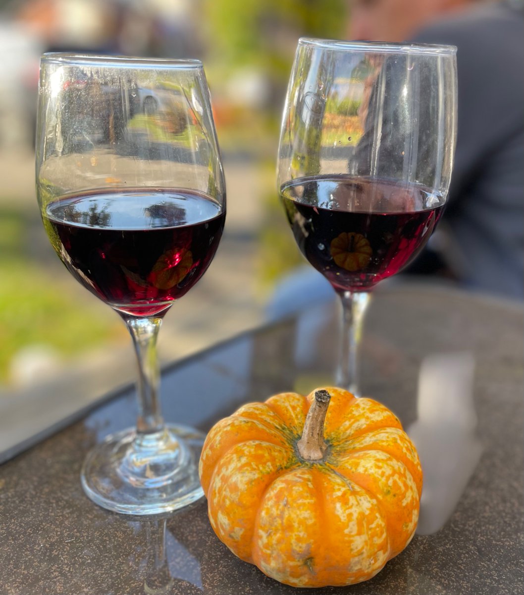 PamelaAuger's tweet photo. Closing out this beauty of a weekend with a little #FarmersRed #pecwines #October https://t.co/8jh1co4FEc