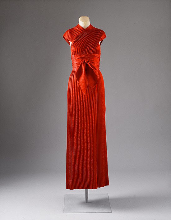 Eastern influences at work in this stunning Claire McCardell silk evening dress (American, 1950) via The Met. More here: metmuseum.org/art/collection… #dress #dresshistory