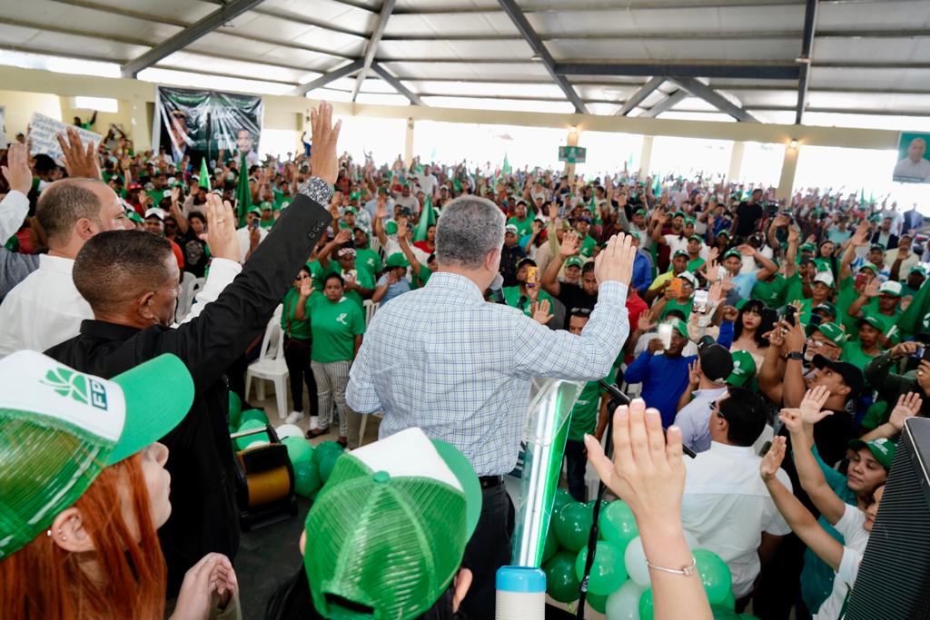 fp_2024's tweet photo. La FP juramenta 2 regidores del PLD, dirigentes del PRM y nuevos militantes en Bonao.

#FuerzaDelPueblo
#fpcomunica #leonelfernandez #omarlfernandez #franklinrod77 #frankilnalmeyda #radhamesjimenezpena #mambodejuliana #leonelistafp #fuerzamujerdelpueblo #fpradio #politica https://t.co/8xRA8Ze39G