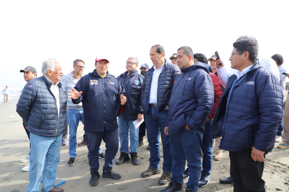 ImarpePeru's tweet photo. 📢 Esta mañana, en presencia del ministro de la Producción, @JPradoPalomino, se inició el trabajo de campo del proyecto de evaluación biológica ambiental en la zona marino costera afectada por el derrame del crudo de petróleo entre Ventanilla y Chancay. https://t.co/vsd5tNItpn