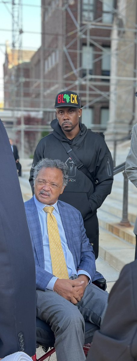 Just trying to soak up an ounce of wisdom and greatness that drips off of him. #activelyblack #jessejackson #keephopealive #civilrights #stillovercoming #doc4dastreetz #timetochangethenarrative #pulseofperseverance #mentorship