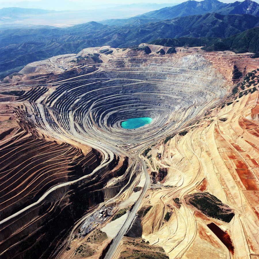 COPPER🧵redux. I live near one of the largest copper mines on earth (Kennecott Utah Copper - KUC). I helped manage a smaller copper mine for 8 years. Observation: Wind/Solar/Battery Proponents & ESG bean-counters are completely out of touch with copper mining & production.