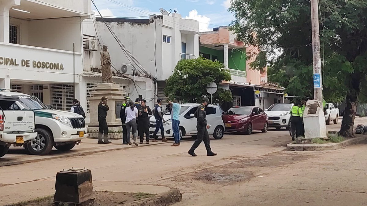 Desde <a href="/ICBFColombia/">Bienestar Familiar | ICBF</a> regional Cesar se trasladó hasta #Bosconia equipo de Unidad Móvil, junto a directores misionales, quienes participan en reunión con la institucionalidad para poner en marcha plan de acción para atender integralmente a la población afectada. 🧵