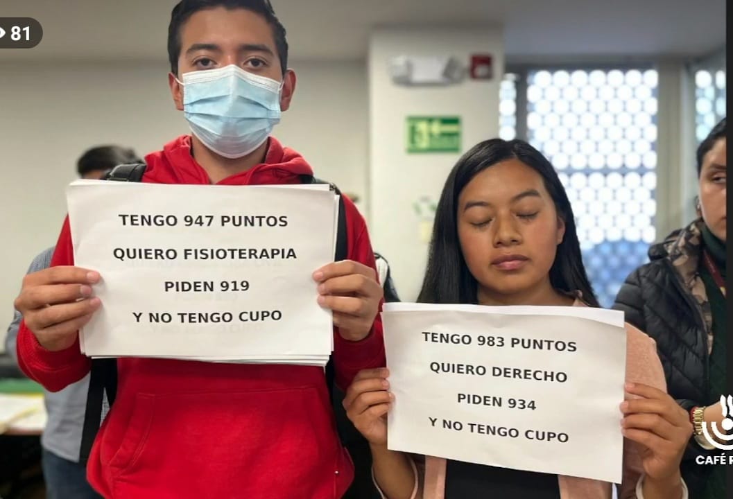 lahistoriaec's tweet photo. Tenemos el puntaje que piden pero no tenemos cupo. Más de 80.000 jóvenes se quedaron sin poder ingresar en las Universidades por falta de cupos y eso que cumplen el puntaje requerido. Ellos protestan por no tener la oportunidad de seguir estudiando. https://t.co/5sMIGoukE0
