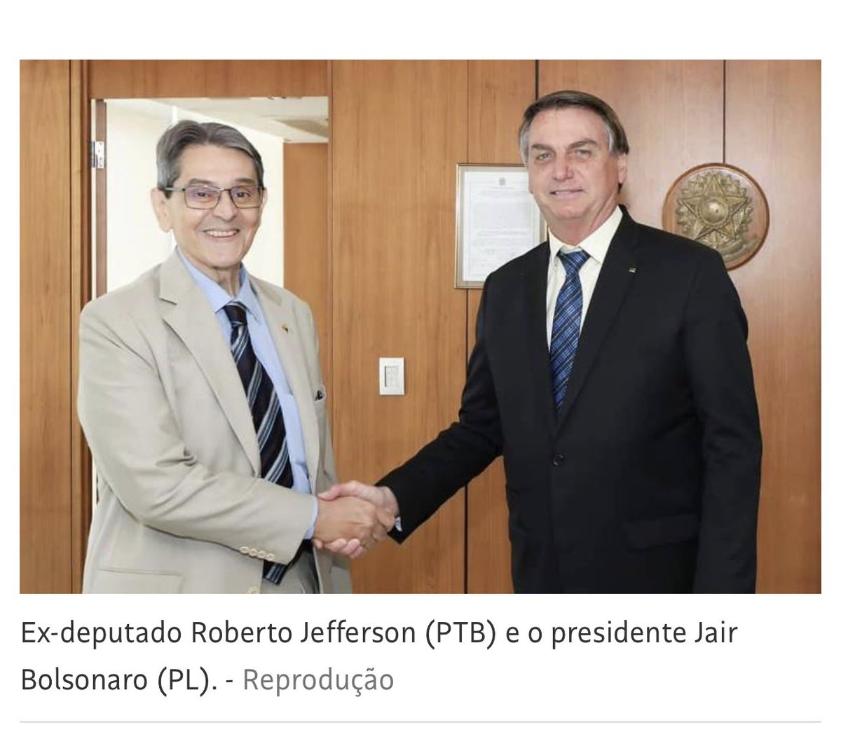 Bolsonaro nega ter foto ao lado de Jefferson. Como se fosse difícil provar. O falso padre Kelmon, esbirro de Bolsonaro, foi feito candidato por Jefferson.