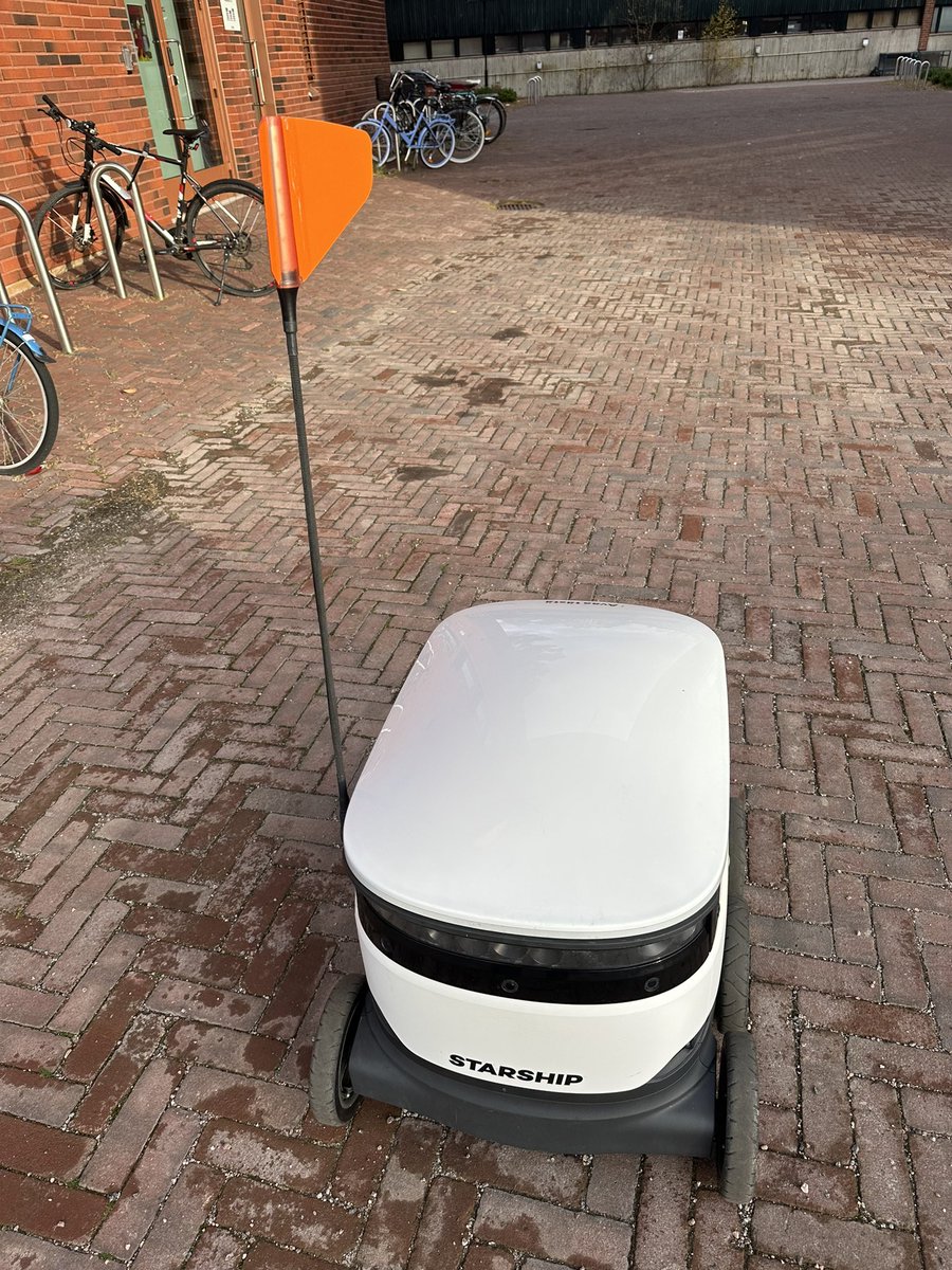 miranghafuri's tweet photo. How cool is it to have your groceries delivered to you by @StarshipRobots delivery! https://t.co/u6IkyPH2oP