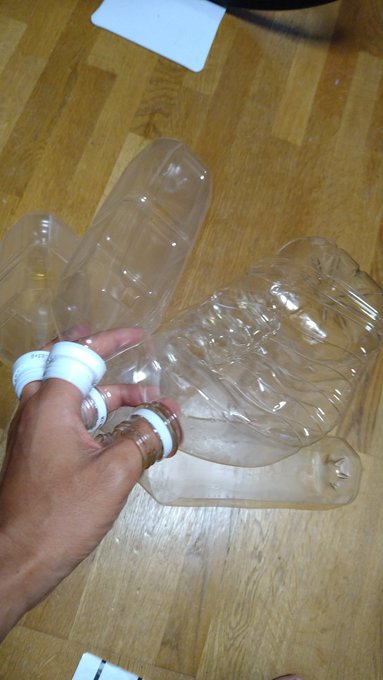 半端な量のペットボトル捨てに行くときこうやるよね? 