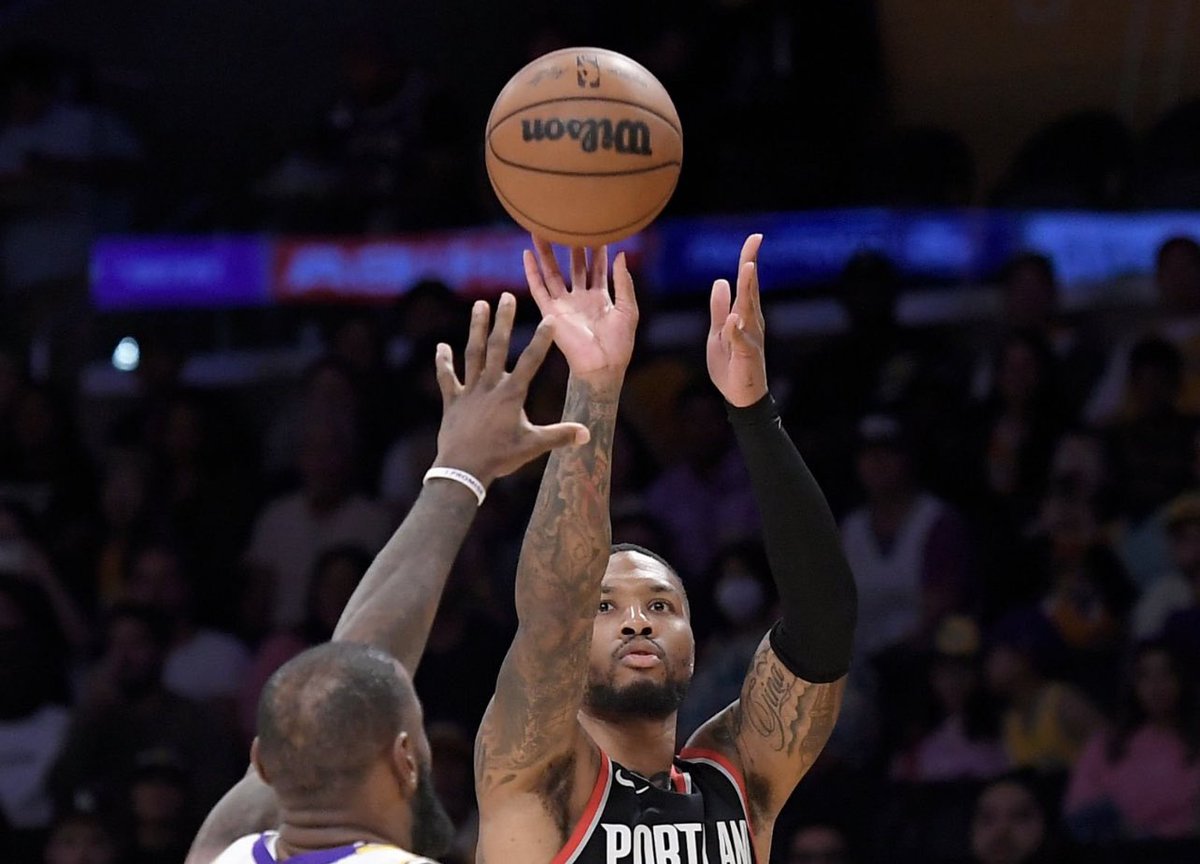 KindredSwerv's tweet photo. Dame is the best clutch shot maker in NBA History ⌚️ https://t.co/MNVA5SI63V