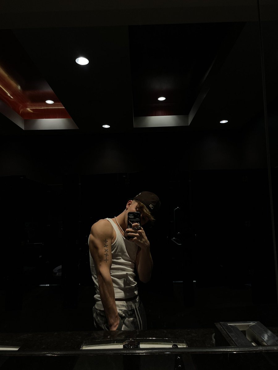 chaseXXXjock's tweet photo. meet me in the bathroom ;) https://t.co/kZRkmlVhGf