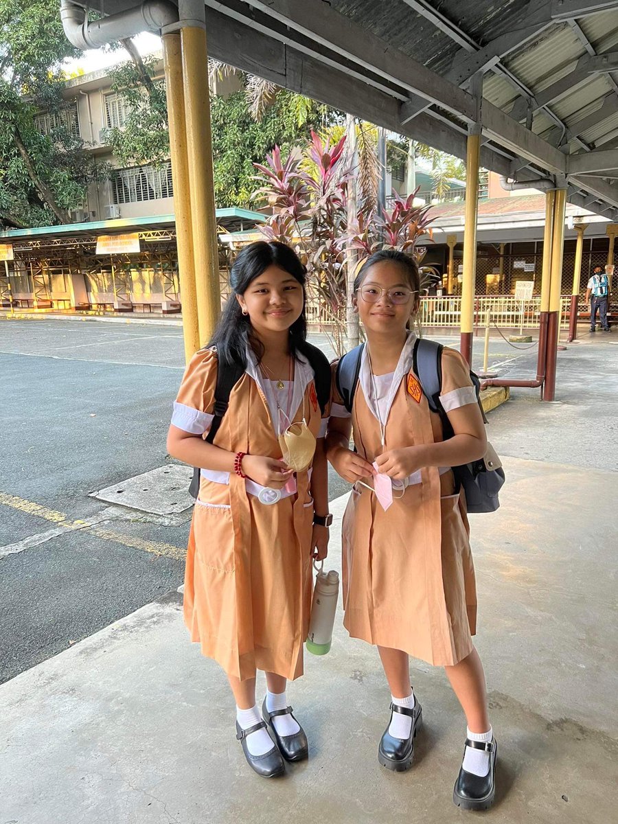 marcmarasigan's tweet photo. She’s nervous but very excited about going to school for the 1st time in 2 years! Be safe and enjoy, my baby girl! I love you.🧡 

#facetofaceclasses
#welovemitos https://t.co/jAr6hjUPxp