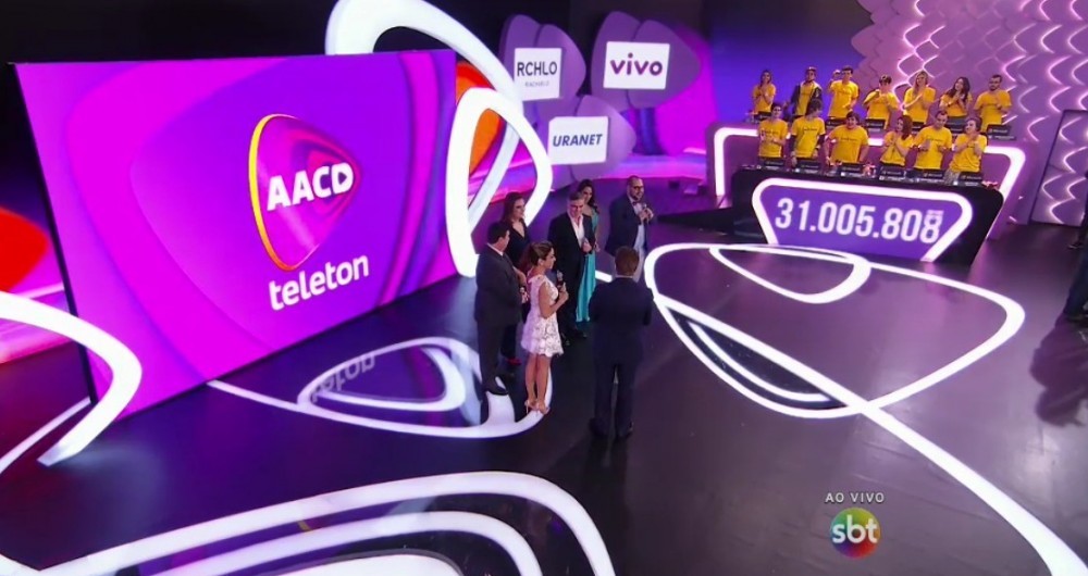 AcervoTeleton's tweet image. No encerramento teve Silvio Santos, Silva Abravanel,Patrícia Abravanel e Thiago Abravanel.
Com a meta de 26 Milhões de reais o #Teleton2015 conseguiu bater um record naquele ano de 31 MILHÕES de reais. Record que so foi batido de volta em 2019.