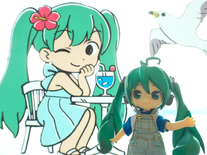 おはようございます。今週は10/22に行った初島の写真を載せていこうと思います。今回は初島に向かう船の中で撮った写真を。窓に貼られたミクさんの前で記念撮影#初音ミクATAMI #初島 #初音ミク #ねんどろいどどーる 