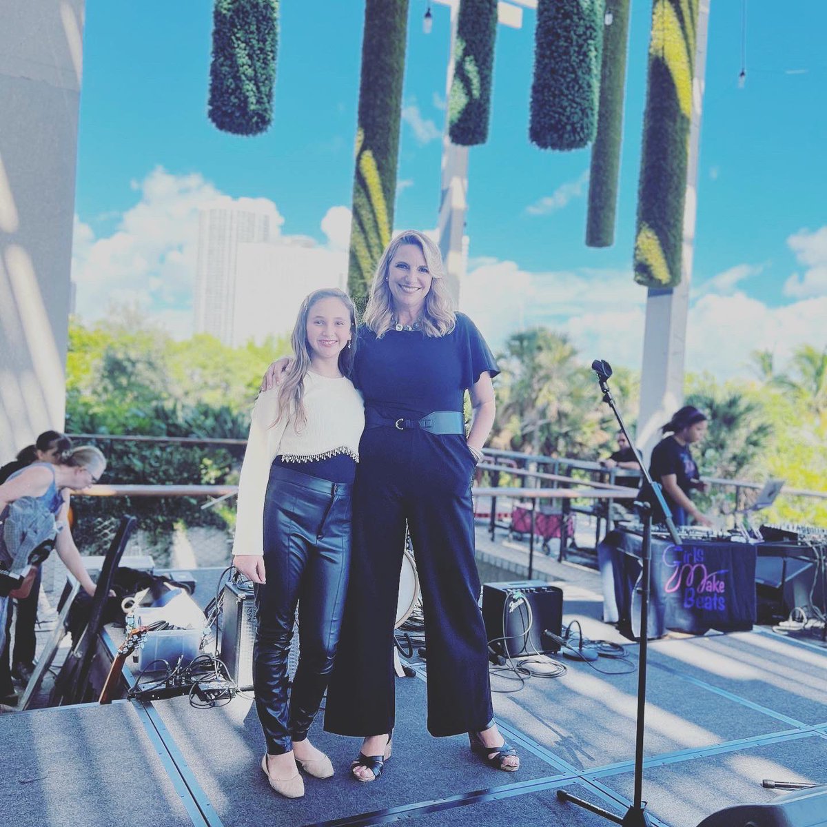MinaPresents's tweet image. I just want to give a big thank you to @pamm for the opportunity to emcee #KidsJAMM with my mom! We had so much fun and I really enjoyed interviewing artists. 🎨 🎤 🙌