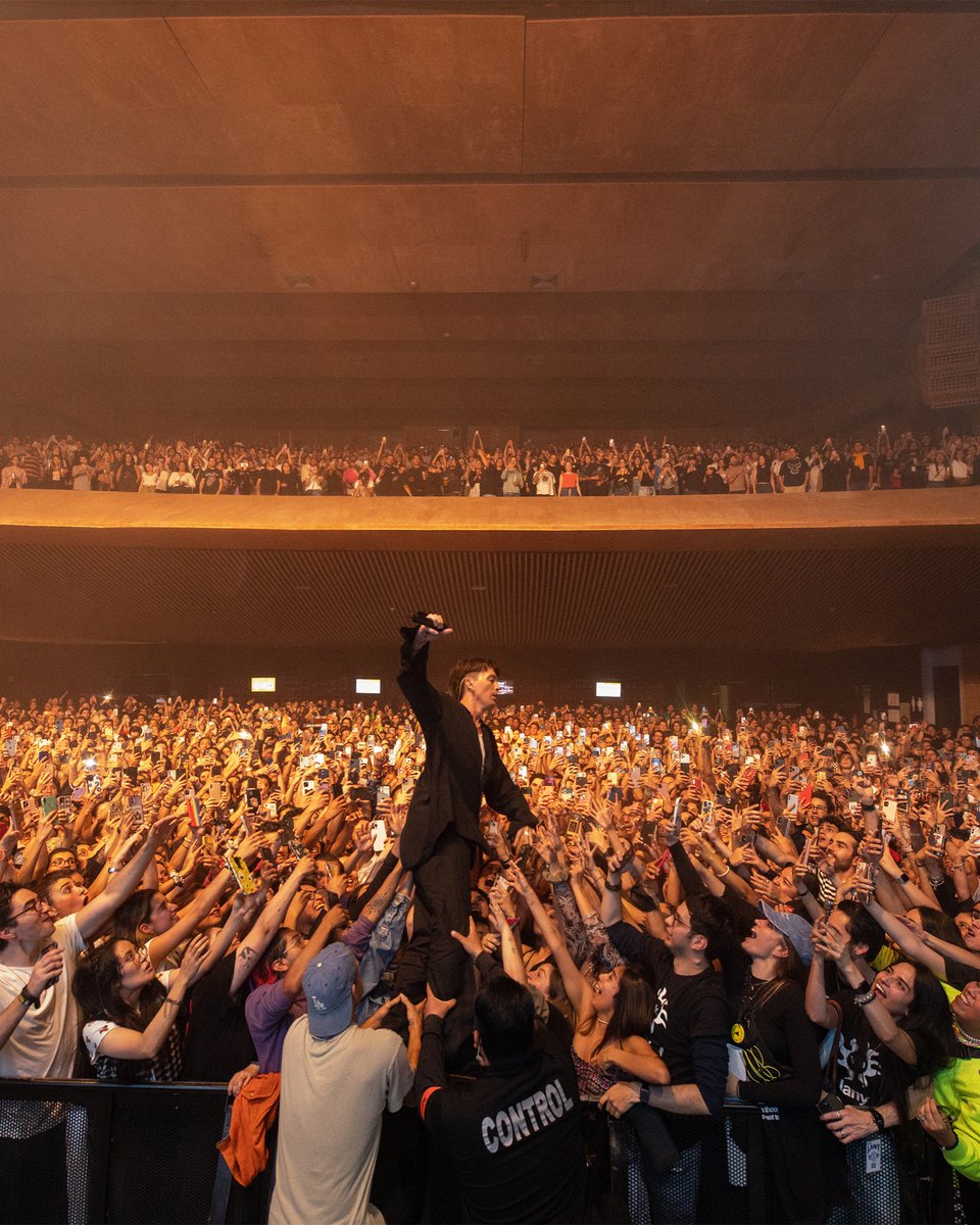 thisisLANY's tweet image. night uno was the loudest lany show ever… got a feeling night dos might even be more loco