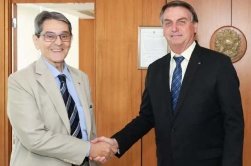 O presidente Jair Bolsonaro (PL) negou neste domingo (23/10) que existam fotos dele com o ex-deputado federal Roberto Jefferson (PTB). "Não tem uma foto dele comigo", disse durante participação na “superlive da liberdade”, momentos após o ex-parlamentar resistir à prisão.