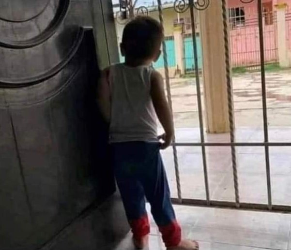 Los fanáticos de las Aguilas acechando pa salir pal colmado